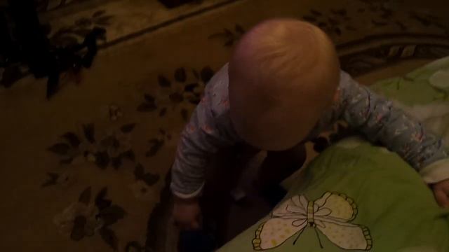 Малыш бьёт стекло смотреть онлайн