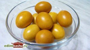 Как покрасить яйца куркумой и луковой шелухой