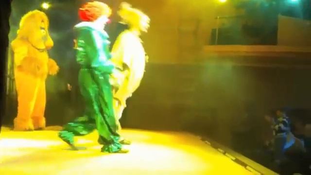 МТК на поклоне спектакля Волшебник Изумрудного Города смотреть онлайн