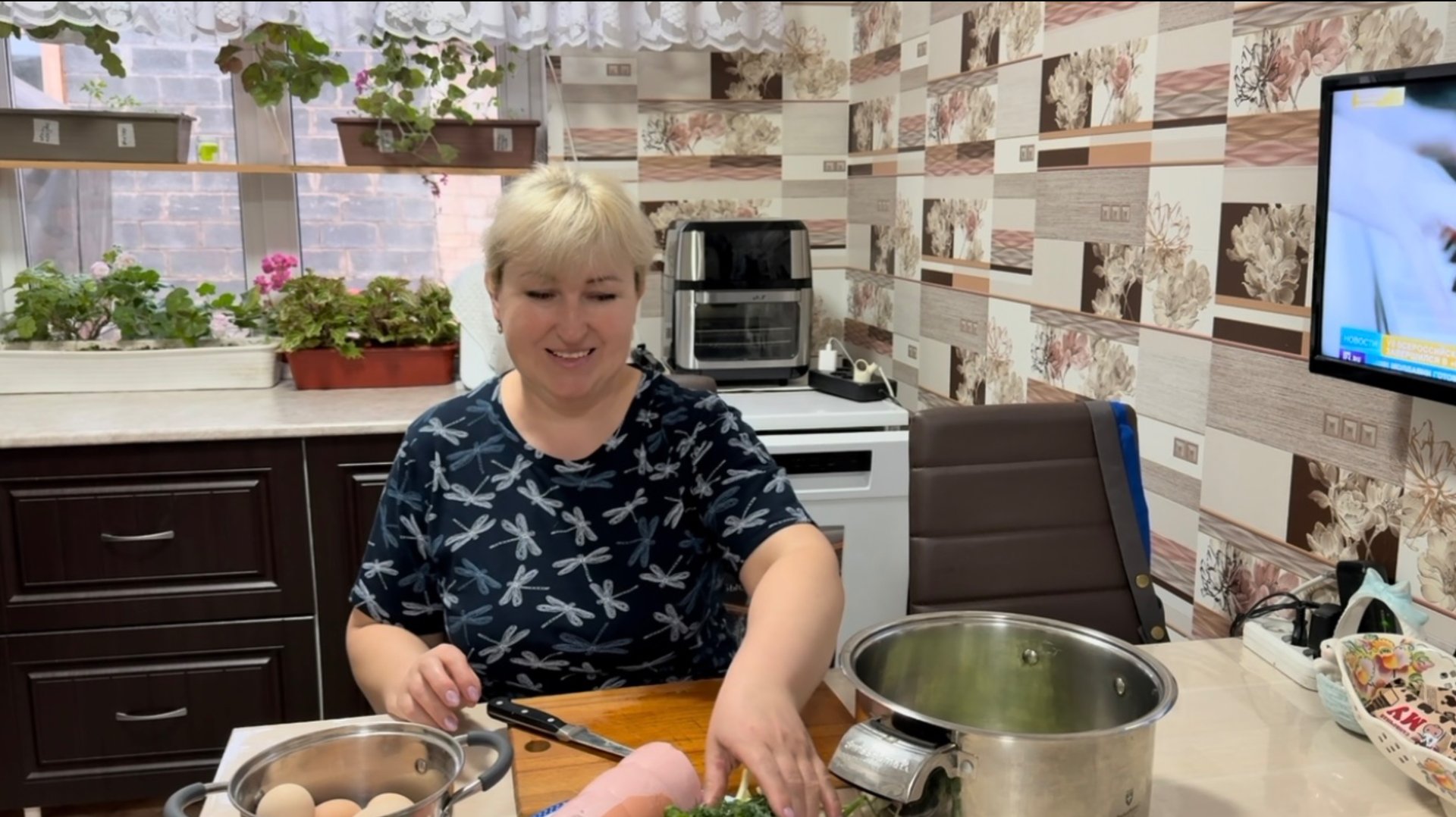 Живу в СЕЛЕ. ЛУК на ЗЕЛЕНЬ. Весенняя ОКРОШКА смотреть онлайн