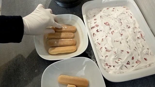 Tiramisù alle fragole dolce al cucchiaio adatto anche ai più piccoli e a chi non ama il caffè смотреть онлайн