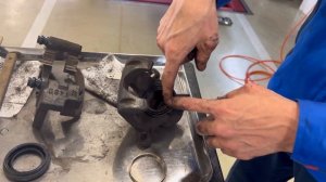 Меняем ремкомплекты суппортов TLC PRADO 150 // ЯПОНИЯ