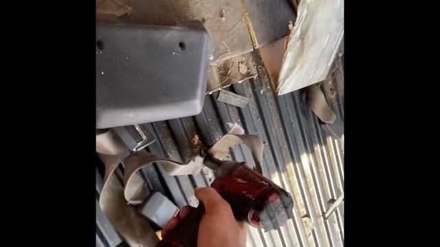 1990 Range Rover Classic - Rusty Fuel Pump Replacement NIGHTMARE...(PT3) смотреть онлайн