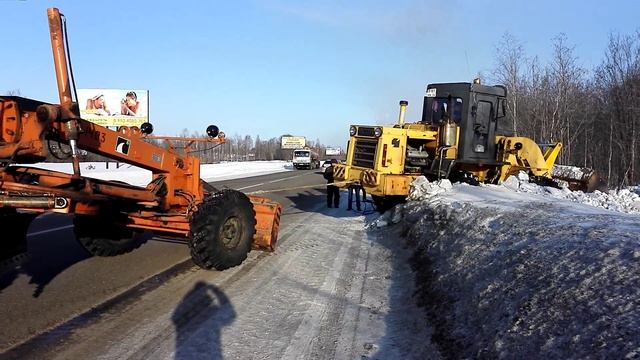 Вытаскиваем погрузчик В-138 грейдером ГС 14.03 смотреть онлайн