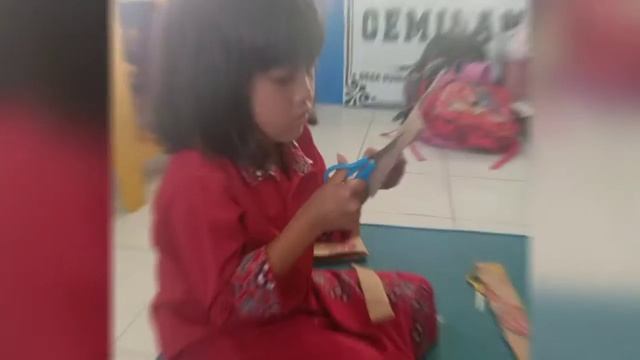 Membuat cangkul dari kardus bekas|TK Gemilang kelas B смотреть онлайн