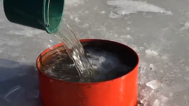 Умопомрачительные эксперименты с фейерверками под водой и подо льдом смотреть онлайн