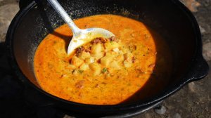 Сырный суп с копчеными колбасками в казане на костре
