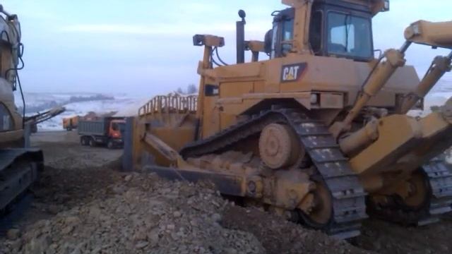 Бульдозер CAT D9R. Мощь в движении.