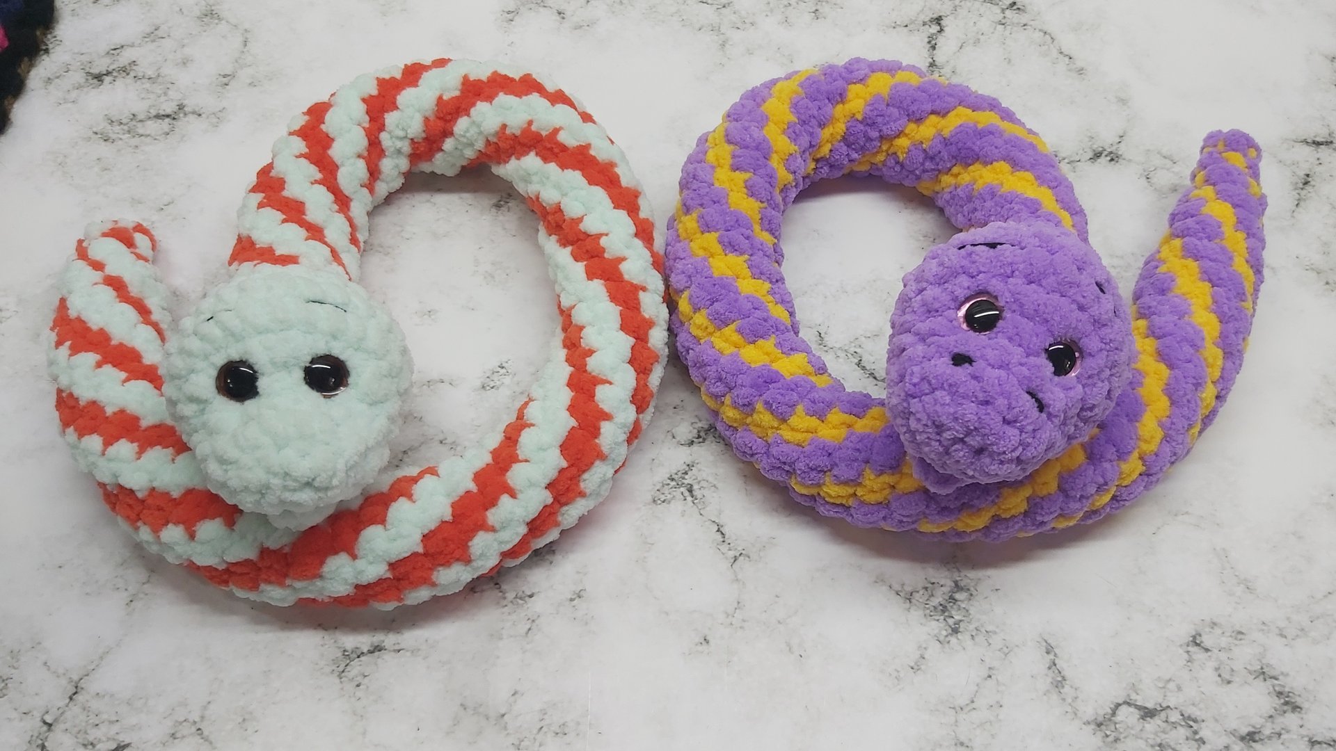 МК змея крючком// Спиральная змея крючком// Как связать змею из плюшевой пряжи//Мастер-класс крючком смотреть онлайн