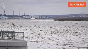 Ледоход на Амуре у центральной набережной Хабаровска