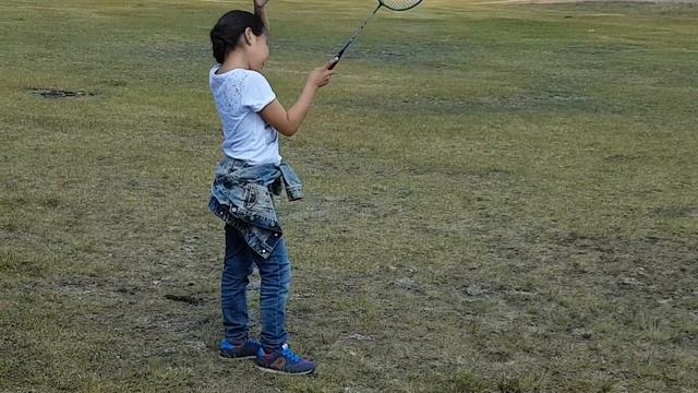 Диана и Майя играют в бадминтон смотреть онлайн