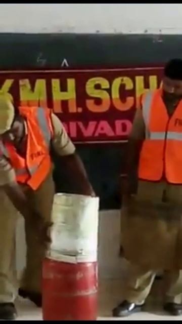 गैस सिलिंडर मे लगी आग 🔥🔥 कैसे बुजाए ? 👨🚒 | #shorts #viral #shortsvideo #short #shortvideo смотреть онлайн