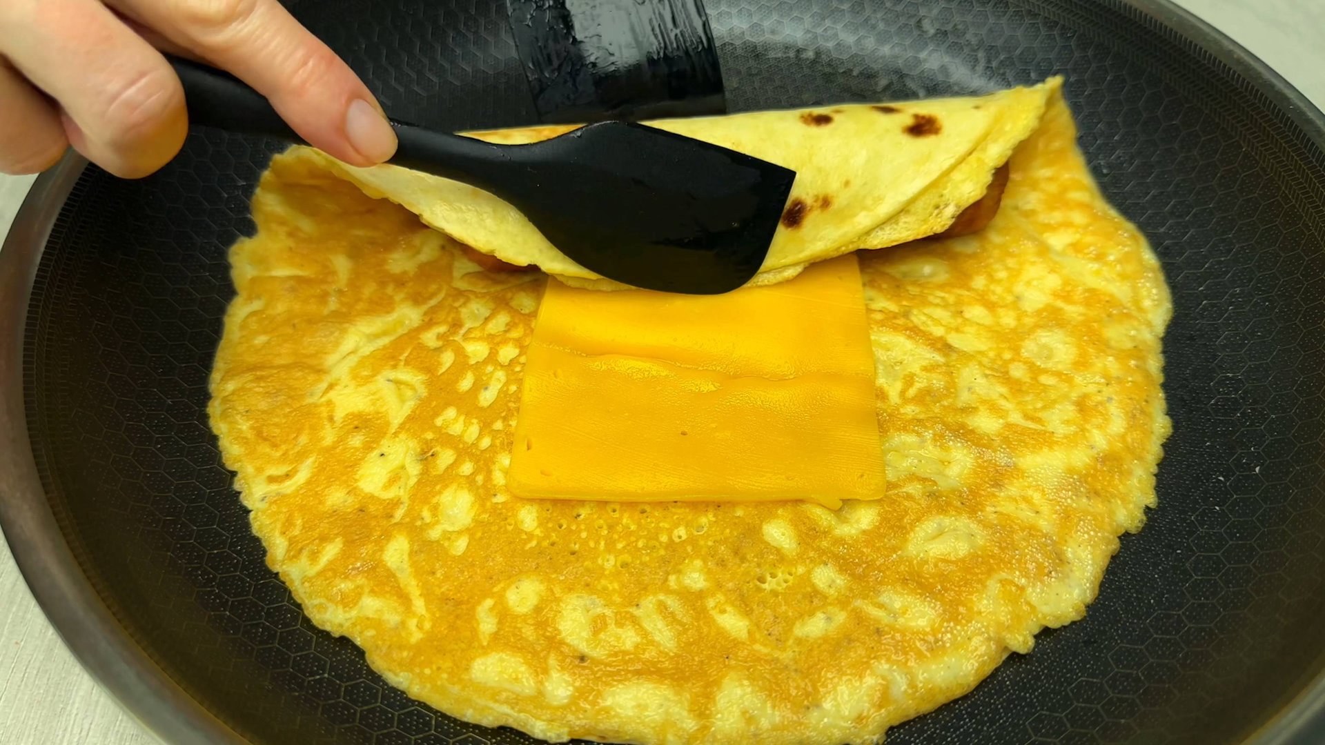 Тортилья с сыром и сосиской! Быстрый перекус или вкусный завтрак! смотреть онлайн