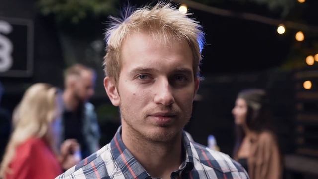 close up of young handsome man looking at camera with nice smile on the background of da смотреть онлайн