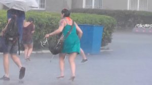 Одноногая девушка-ампути под дождём HD