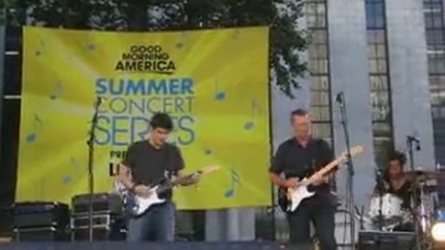 Eric Clapton & John Mayer perform "Crossroads" in NYC смотреть онлайн