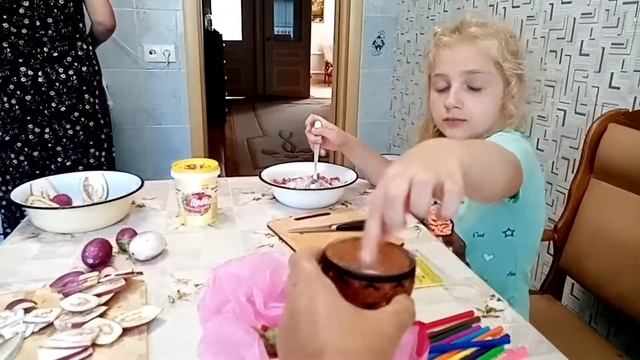 Внученька Софьюшка делает любимый салат из томатов. смотреть онлайн