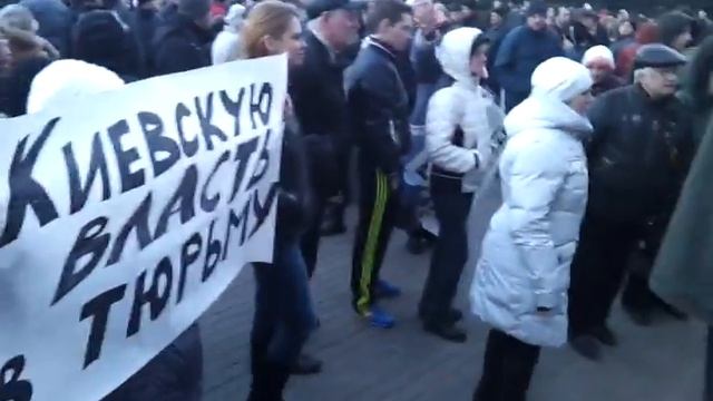 Бабушки-сепаратистки отжигают у Донецкой ОГА