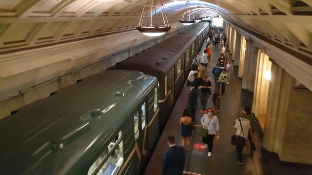 "С перехода"! Метропоезд 81-717/714 "Номерной"(ЛВЗ/ВМ) смотреть онлайн