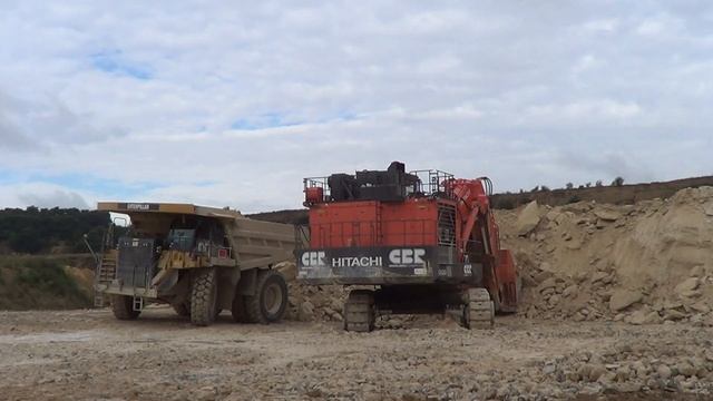 Hitachi EX1900 loading Cat 777G смотреть онлайн