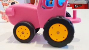 Распаковка синего трактора с животными и розового трактора