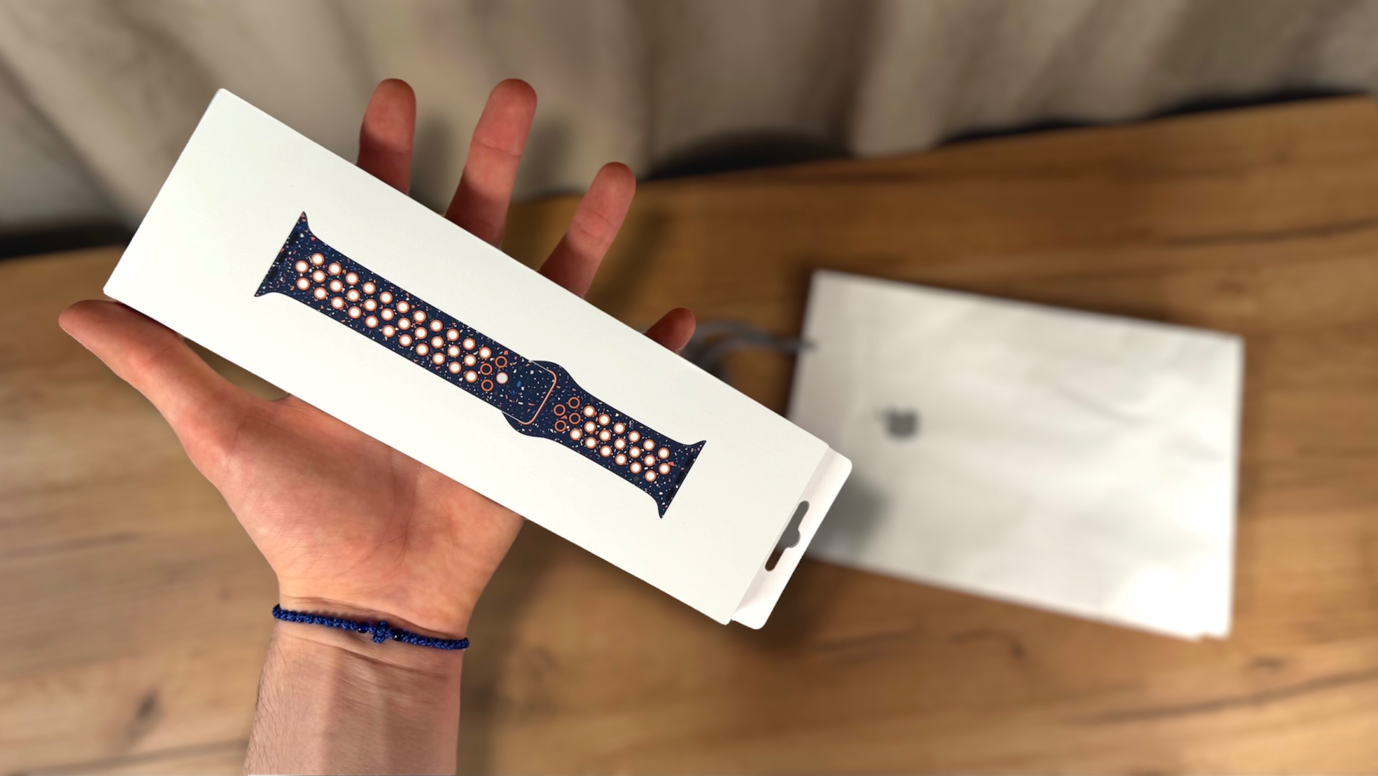 Распаковка ремешка Nike Blue Flame для Apple Watch смотреть онлайн