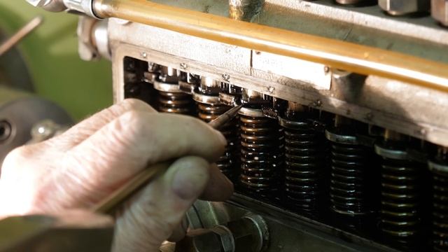 11 - TATRA 148 - RENOVACE ｜ ODBORNÍK SEŘIZUJE VSTŘIKOVACÍ ČERPADLO ｜ 10.DÍL