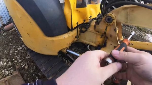Шприцовка экскаватора, подготовка к сезону.