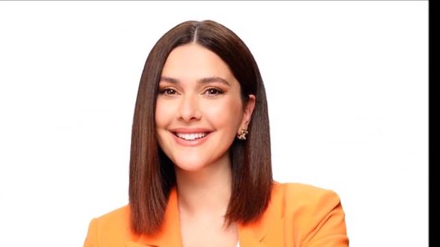 Bergüzar Korel sorprendió a todos con una imagen muy diferente. смотреть онлайн