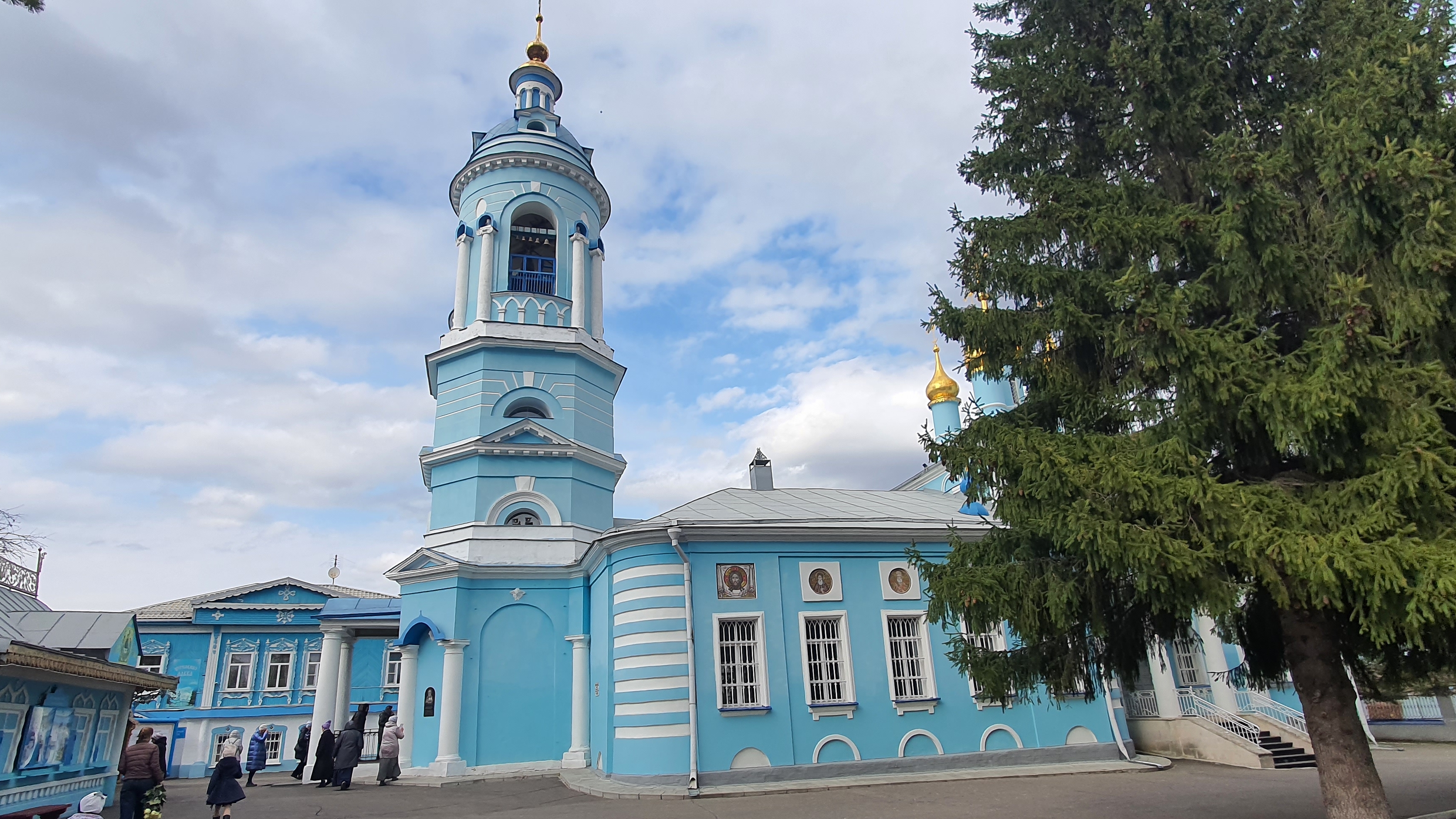 Церковь Богоявления в Гончарах в Коломне была основана около 1480 г. Современное здание в 1800-1804 смотреть онлайн