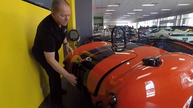 1965 Backdraft Replica Shelby Cobra in Arancio Argos Pearl смотреть онлайн