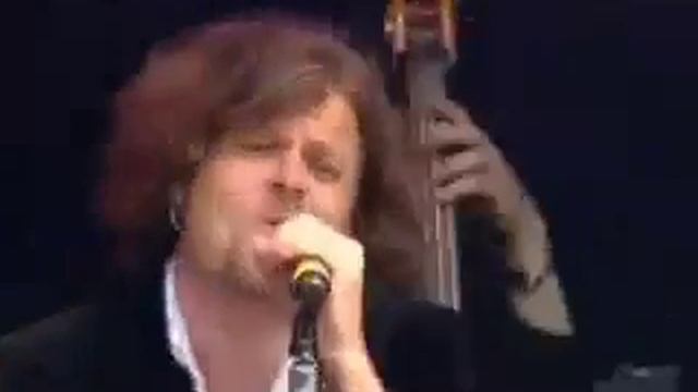 Swiss Jazz Orchestra feat. Büne Huber: Scharlachrot смотреть онлайн