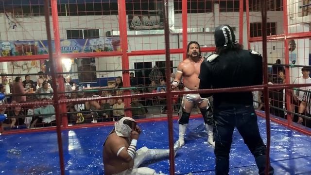 Lucha En Jaula De Apuestas: Emperador Azteca Vs Hombre Lobo Vs El Susto Vs Cavernario Galindo Jr