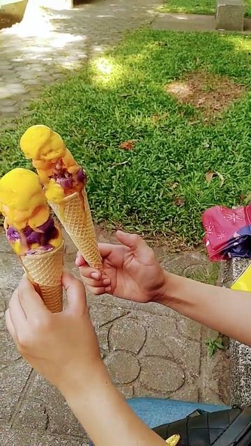 Eating Ice cream at E Park 🏞️🍦😋 #shorts #mango #ube #melon смотреть онлайн