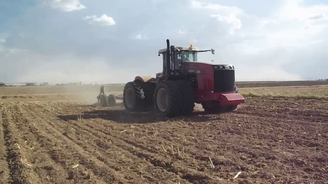 Versatile 435 Tractor doing some Deep Tillage work in Arizona смотреть онлайн