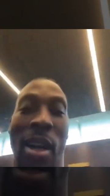 Dwight Howard shows Lakers locker room 👀 смотреть онлайн