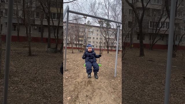 Володя катается на качеле и поет песню из мультфильма «Синий трактор». Володе 3,8 года смотреть онлайн