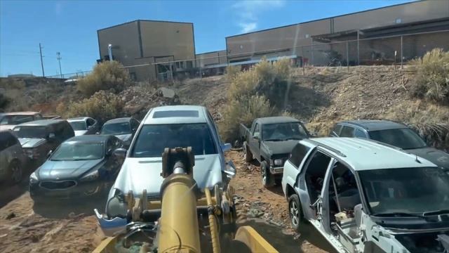 Stripping a 2001 Mercedes C240 in the junk yard смотреть онлайн