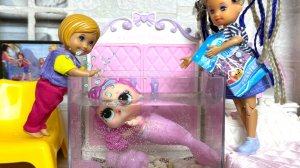 РУСАЛКА🧜♀️ В АКВАРИУМЕ У НАС ДОМА😲 Катя и Макс веселая семейка куклы ЛОЛ и Барби видео ДАРИНЕЛКА