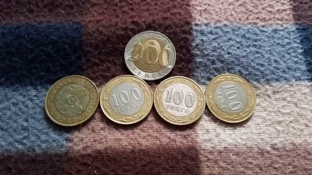 МОНЕТЫ: 1 по 200 и 4 по 100 ТЕНГЕ на байковой поверхности 6-ого Августа - ДЕНЕЖНЫЙ ПОТОК