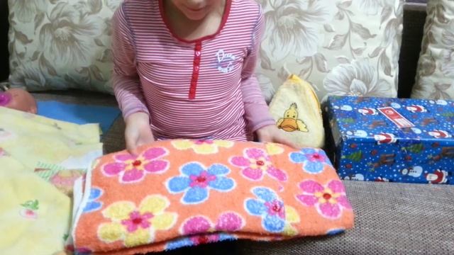 Беби Борн Сережка и Ирочка показывают свои принадлежности смотреть онлайн