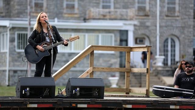 Melissa Etheridge plays at women's prison смотреть онлайн