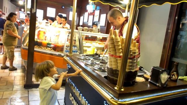 Kahramanmaraş Dondurma şakası - Turkish ice cream joke - Фокусник с мороженным смотреть онлайн