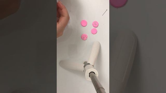 Сегодня мы из глины делаем печенья макарон.