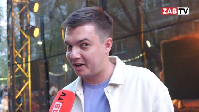 На Театральной площади установили квартиру и позвали всех смотреть онлайн