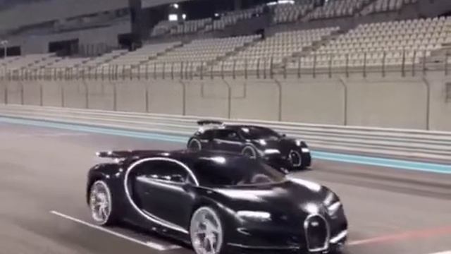 Bugatti Chiron vs Bugatti Veyron SS? смотреть онлайн