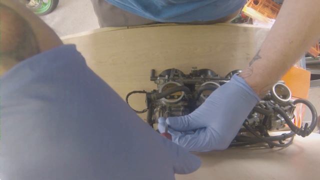 ZX9R project Carb rebuild, float valves, pilot screw removal and synchronising. смотреть онлайн