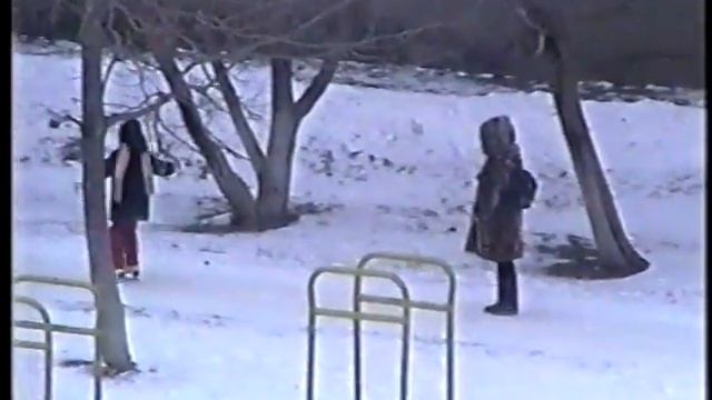 20.12.1998 Гуляем во дворе (Аня, Оля, Тотоша). 