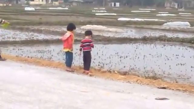 bé thi ném xa смотреть онлайн