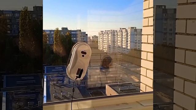 Шок! Как он это делает? Robot Window Washer Shock! How he does it??? #робот#window#моемокна#shorts смотреть онлайн